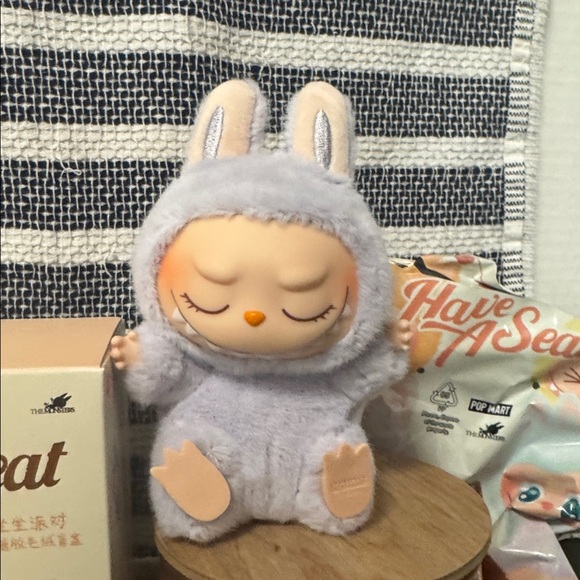 Have a Seat Zizi - Picture 2 of 3